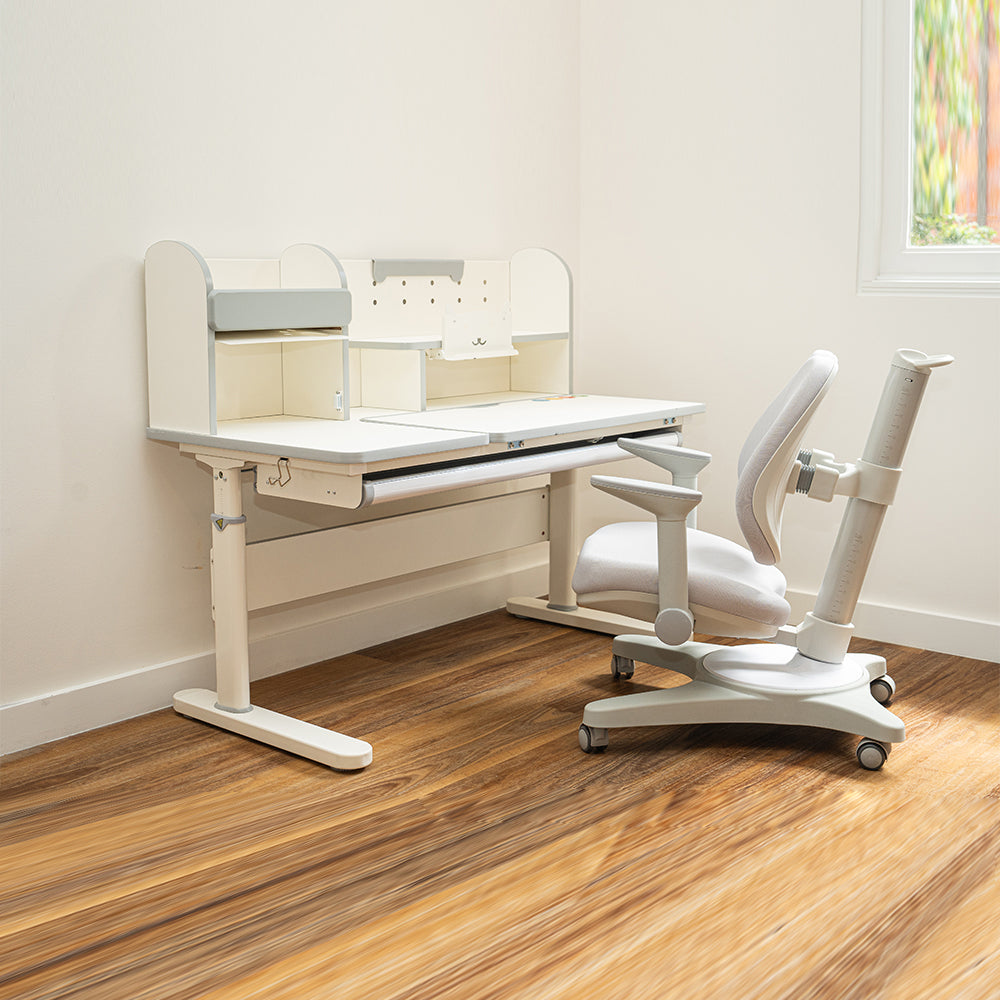 Kids desk and chair set side view